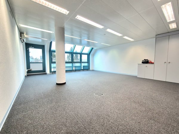 Gross und zentral beim Bahnhof 5