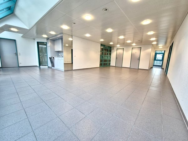 Gross und zentral beim Bahnhof 2