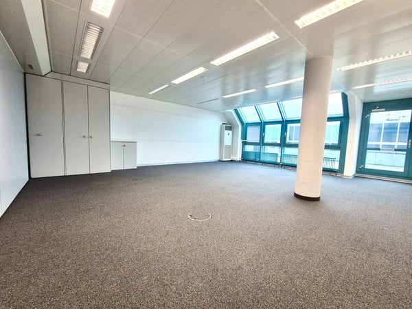 Gross und zentral beim Bahnhof 8