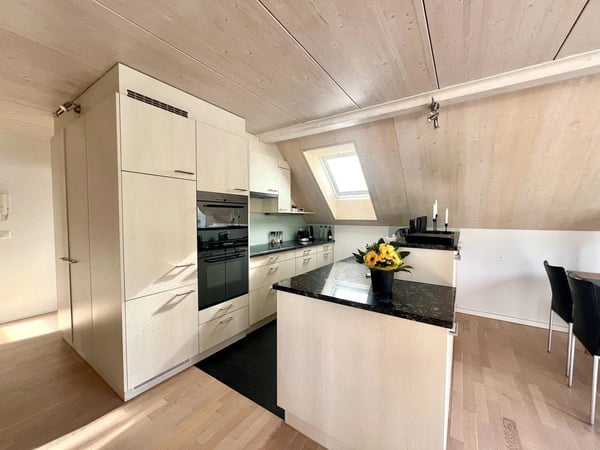 2.5-Zimmer-Maisonette mit Balkon und Blick ins Grüne in Buus 2