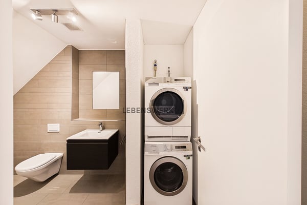 Wohnen mit Wow-Effekt. Exklusive 4.5-Zimmer-Dach-Maisonette in Landsch 9