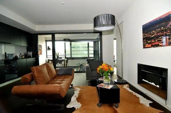 Blick auf Zürcher-Skyline, den Uetliberg und auf die Glarner Berge 4