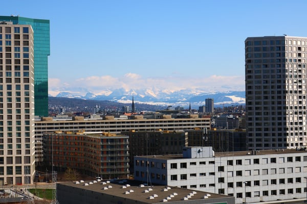 Blick auf Zürcher-Skyline, den Uetliberg und auf die Glarner Berge 7