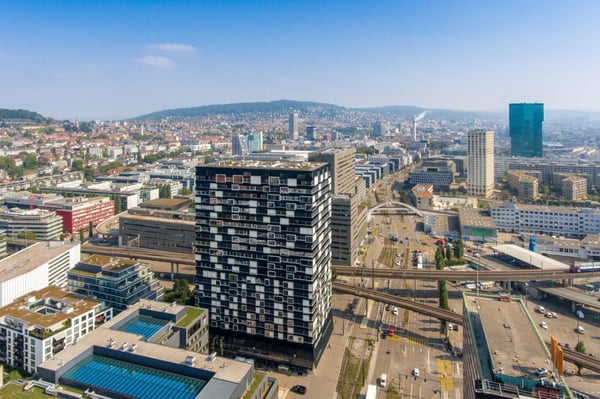 Blick auf Zürcher-Skyline, den Uetliberg und auf die Glarner Berge 1