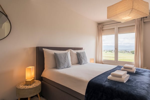 Grande chambre meublée 35 m² avec vue sur le lac, 4 km de Nyon, contrat de 6 mois 2