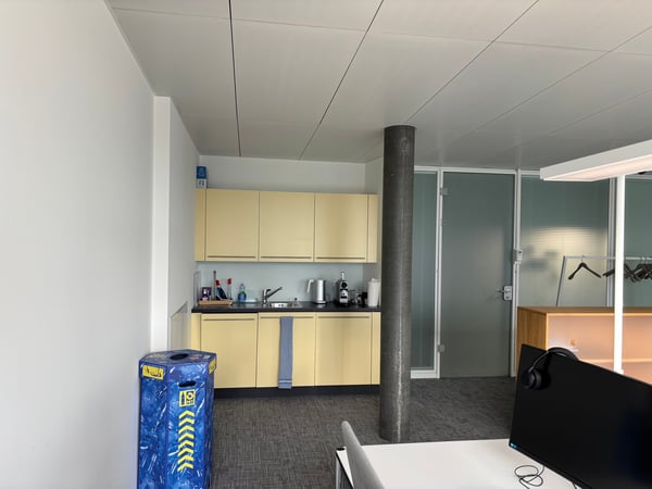 Modernes, möbliertes Büro direkt im Bahnhof Zug – Modern, furnished office in Zug railway station 12