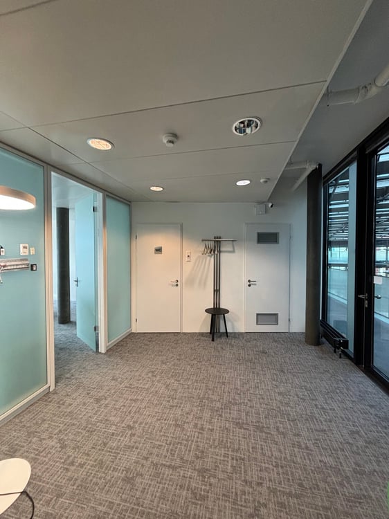 Modernes, möbliertes Büro direkt im Bahnhof Zug – Modern, furnished office in Zug railway station 6