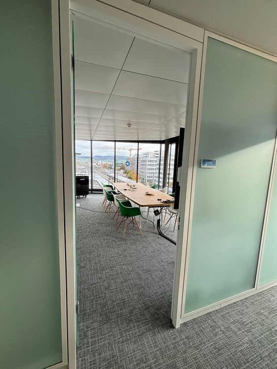 Modernes, möbliertes Büro direkt im Bahnhof Zug – Modern, furnished office in Zug railway station 19