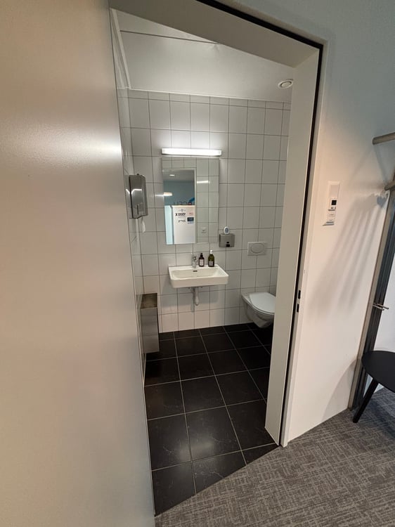 Modernes, möbliertes Büro direkt im Bahnhof Zug – Modern, furnished office in Zug railway station 13