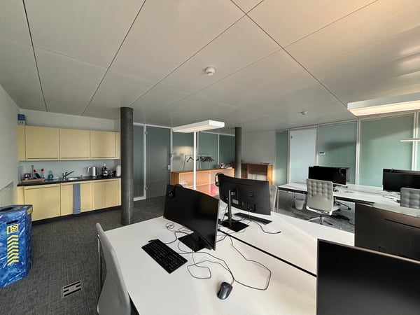 Modernes, möbliertes Büro direkt im Bahnhof Zug – Modern, furnished office in Zug railway station 16