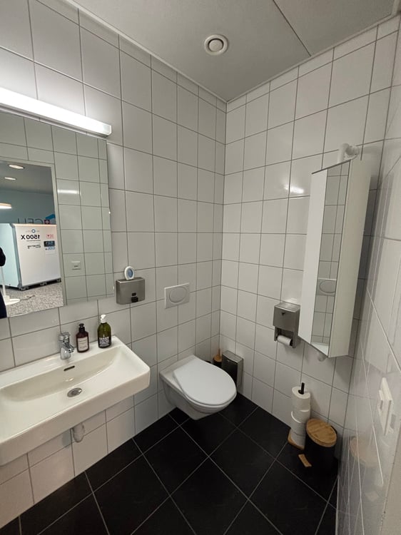 Modernes, möbliertes Büro direkt im Bahnhof Zug – Modern, furnished office in Zug railway station 5