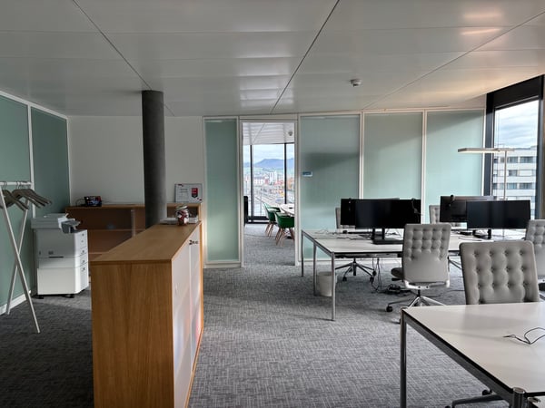 Modernes, möbliertes Büro direkt im Bahnhof Zug – Modern, furnished office in Zug railway station 10