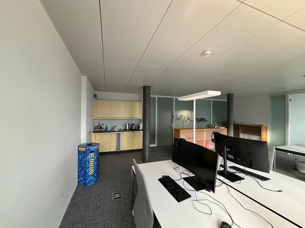 Modernes, möbliertes Büro direkt im Bahnhof Zug – Modern, furnished office in Zug railway station 11