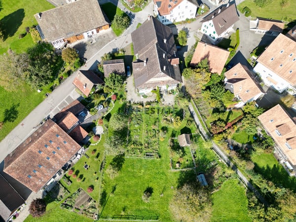 LEBEN IM GRÜNEN: GROSSZÜGIGE WOHNUNG IM RIEGELHAUS MIT GARTEN 5