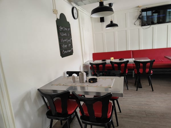 Charmantes 1-Zimmer Café/Restaurant in ruhiger Lage von Laupen ZH 4