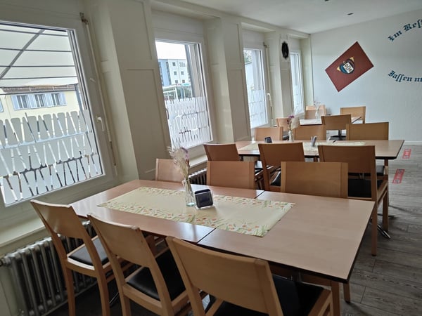 Charmantes 1-Zimmer Café/Restaurant in ruhiger Lage von Laupen ZH 2