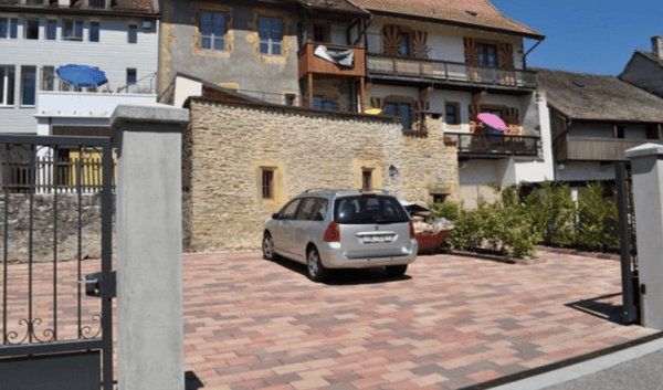 Charmant appartement de 3,5 pièces dans un bâtiment historique à Corcelles NE 8