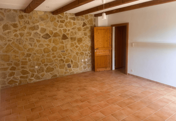Charmant appartement de 3,5 pièces dans un bâtiment historique à Corcelles NE 3