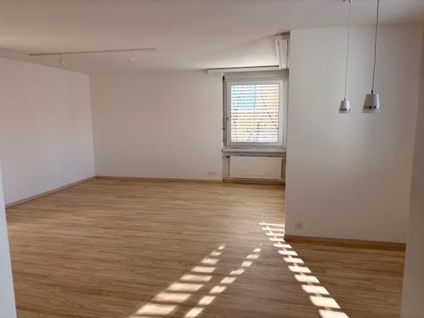 Schöne, grosszügige 5.5 Zimmer-Wohnung an ruhiger Lage nähe Schule und Einkaufsmöglichkeiten 2
