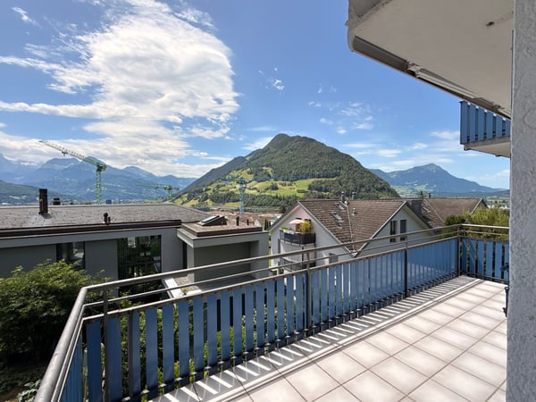 Grosszügige Wohnung mit Panoramaaussicht in Schwyz 1
