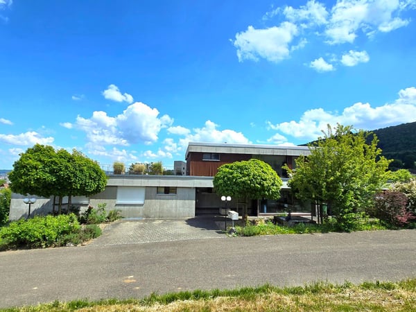 Grosszügiges Architektenhaus mit Einliegerwohnung und Ausnützungsreserve 1