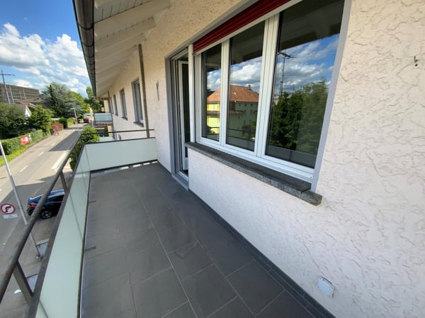 3 1/2-Zimmerwohnung mit grossem Balkon und zusätzlichem Seitenbalkon 3