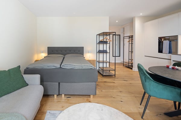 Grosszügiges möbliertes Studio mit Terrasse, Parkplatz & Co-Working-Zugang in Embrach, Zürich 3