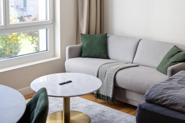 Grosszügiges möbliertes Studio mit Terrasse, Parkplatz & Co-Working-Zugang in Embrach, Zürich 7