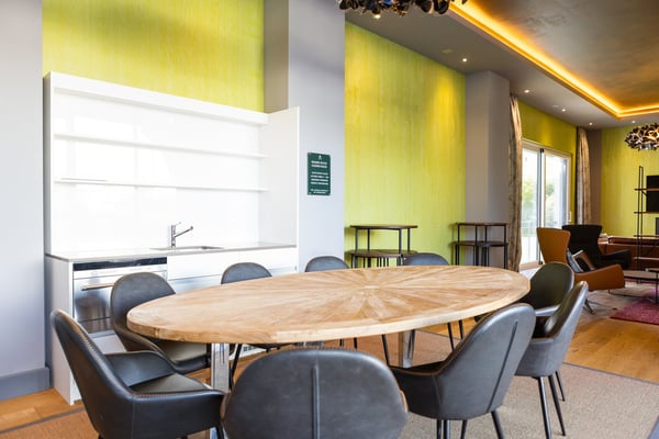 Grosszügiges möbliertes Studio mit Terrasse, Parkplatz & Co-Working-Zugang in Embrach, Zürich 22