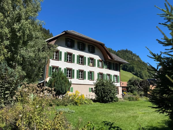 Charmante 2.5-Zimmer-Wohnung in historischem Gebäude unweit des BHF 5