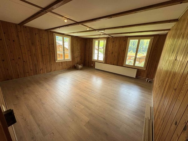 Charmante 2.5-Zimmer-Wohnung in historischem Gebäude unweit des BHF 2
