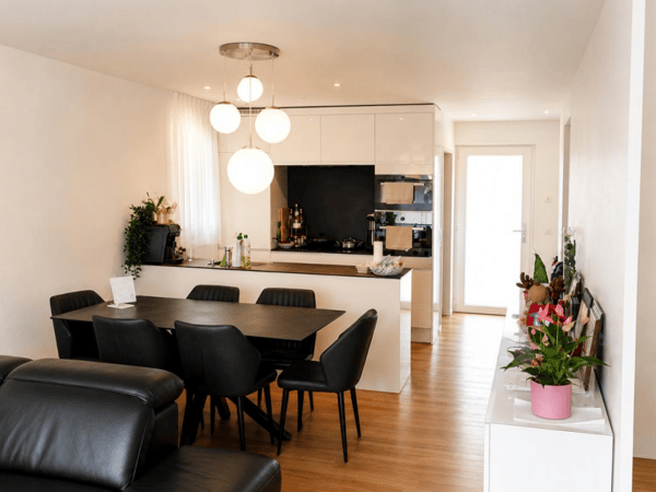 Elegantes 5.5-Zimmer-Reiheneckfamilienhaus mit exklusiver Terrasse und moderner Bauweise 4