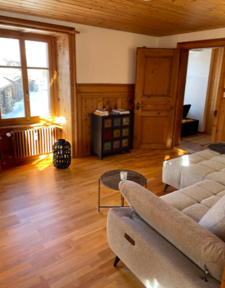 Charmante 6-Zimmer-Wohnung mit Cheminée und atemberaubender Bergkulisse in Avers-Cresta 2