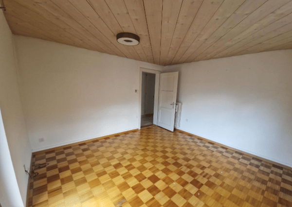 Grosszügige, auf 2 Etagen verteilte 4.5 Zimmerwohnung in 3 Familienhaus 4