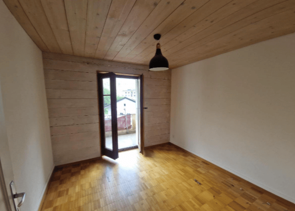 Grosszügige, auf 2 Etagen verteilte 4.5 Zimmerwohnung in 3 Familienhaus 7