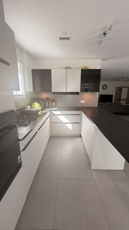 Villa mitoyenne moderne 5.5 pièces (2025), jardin privatif, vue superbe, garage accès direct 18