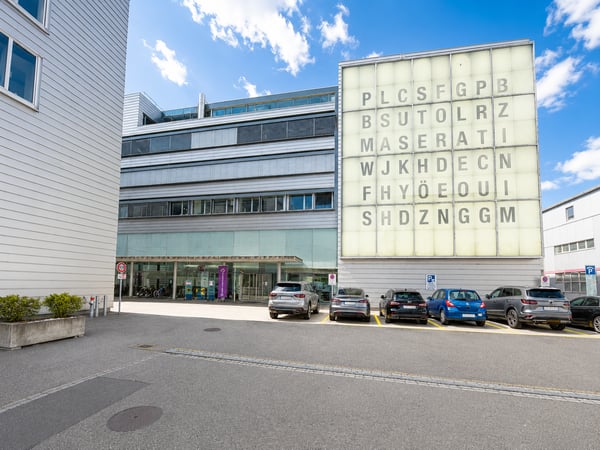 Moderne möblierte Bürofläche an zentraler Lage in Urdorf 1