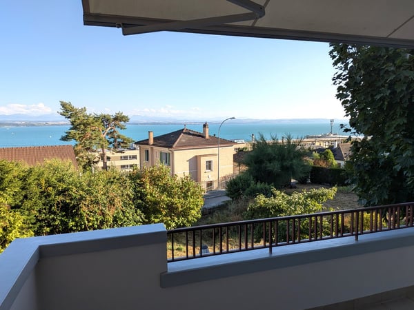 Grand duplex 6.5 pièces avec vue panoramique sur le lac et les Alpes, jardin privé