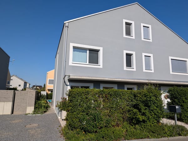 Modernes 5.5-Zimmer-Doppeleinfamilienhaus in familienfreundlichem Quartier 1