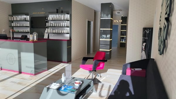 Behandlungsräume & Mietplatz vor Schaufenster im Kosmetikstudio - einzeln oder mehrere mietbar 1
