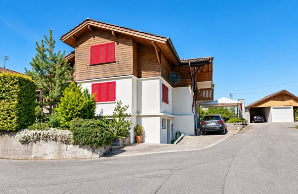 Charmante 3.5-Zimmer-Wohnung mit Bergblick in Stocken-Höfen 1