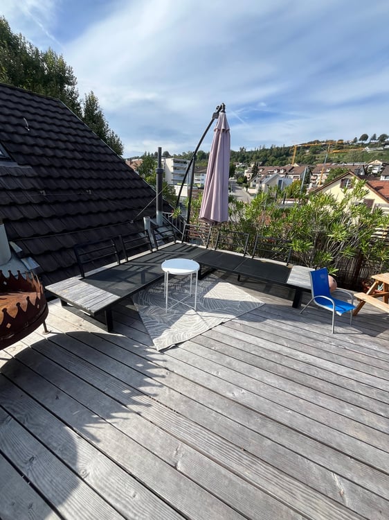 Charmante 2.5-Zimmer-Dachwohnung an sonniger Lage in Uetikon am See 2