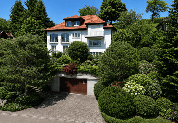Charmantes 8.5-Zimmer-Einfamilienhaus an privilegierter Südhanglage 1