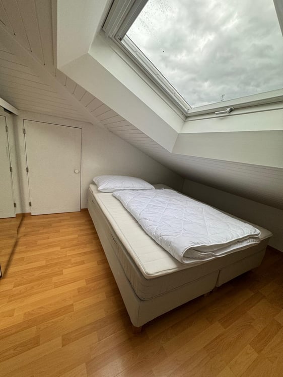 Schöne kleine möblierte 2-Zimmer-Dachwohnung mit Balkon – 8852 Altendorf