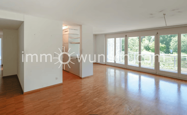 Helle, sowie grosszügige 3 ½ Zi. Eigentumswohnung mit gedecktem Balkon und Aussicht auf den Weiher 5