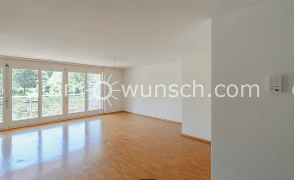 Helle, sowie grosszügige 3 ½ Zi. Eigentumswohnung mit gedecktem Balkon und Aussicht auf den Weiher 4