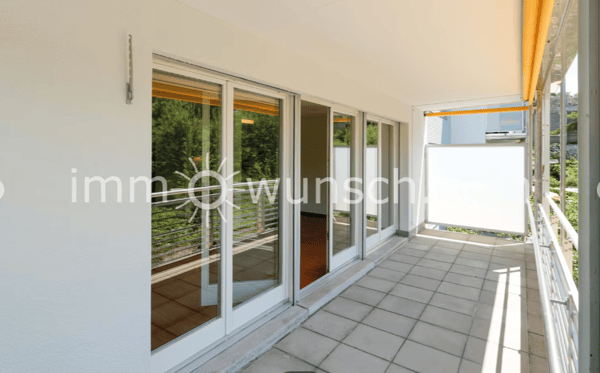 Helle, sowie grosszügige 3 ½ Zi. Eigentumswohnung mit gedecktem Balkon und Aussicht auf den Weiher 3