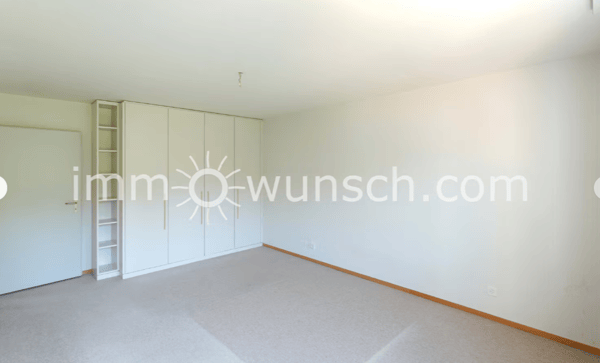 Helle, sowie grosszügige 3 ½ Zi. Eigentumswohnung mit gedecktem Balkon und Aussicht auf den Weiher 12