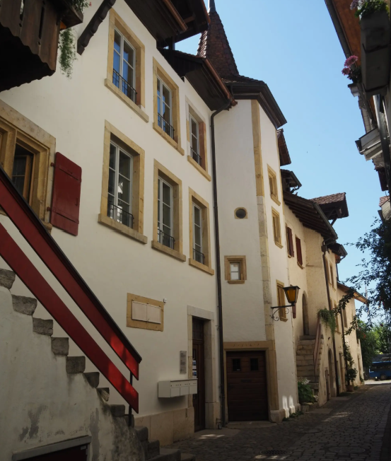 Renovierte Altbauwohnung - Dachgeschoss mit Galerie und Loggia - 2.5-Zimmer mit Seeblick 1