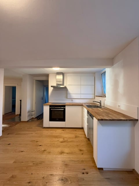 Erstvermietung nach Renovation, grosszügige 3.5-Zimmer-EG-Wohnung mit Terrasse und Garten 2